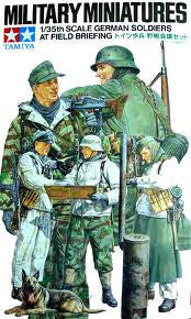 1:35 GERMAN SOLDIERS AT FIELD BRIEFING