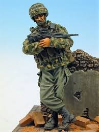 1:35 MODERN BRITISH INFANTRYMAN LEANING WITH SA80