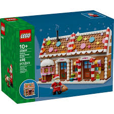 FESTIVE GINGERBREAD HOUSE