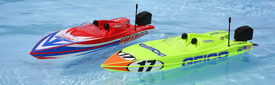 17" POWER BOAT RACER SELF-RIGHTING DEEP-V RTR (COLOR MAY VARY)